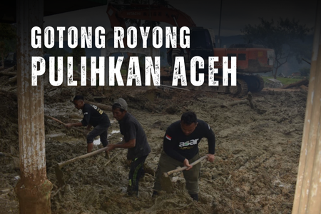 Gotong Royong Bersihkan Lumpur Aceh